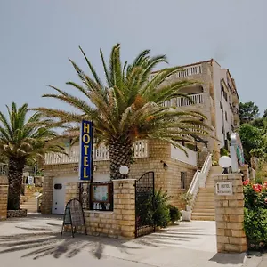 Tina 3* Arbanija
